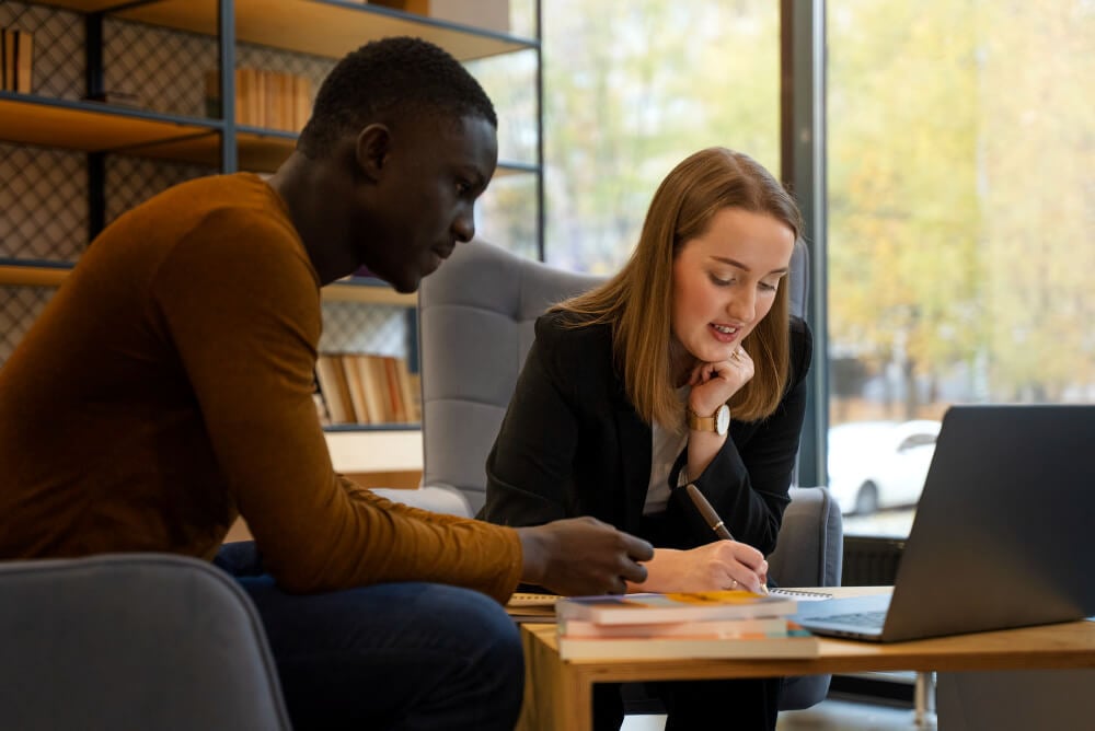 Presencial ou EAD: qual escolher para cursos de Negócios e Humanas?